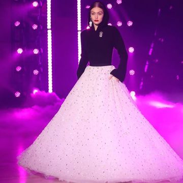Gigi Hadid sfila con una gonna lunga e una felpa per la moda 2018