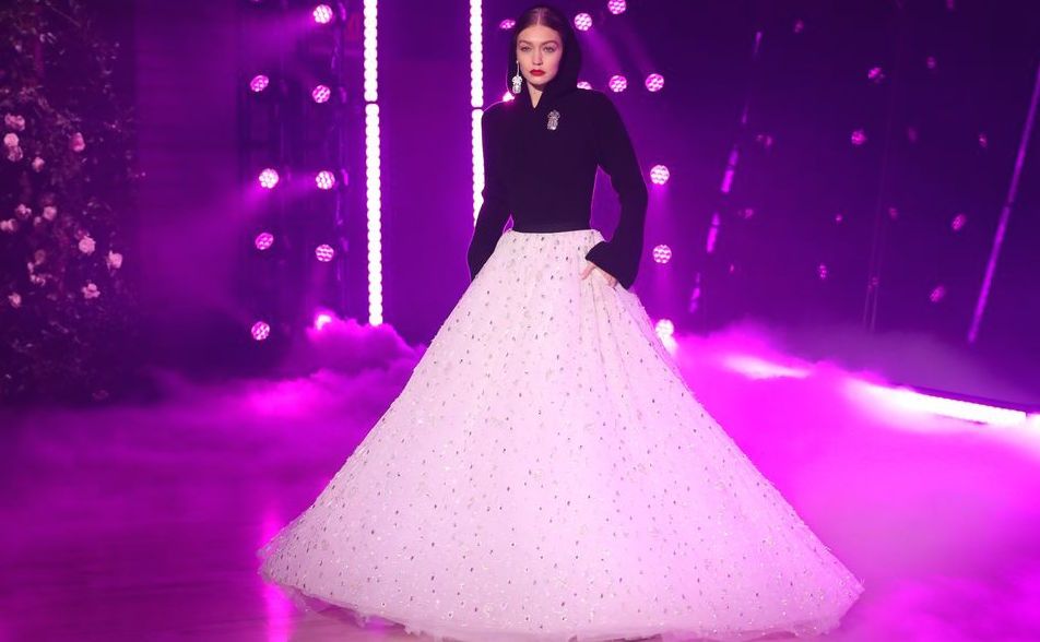 Gigi Hadid sfila con una gonna lunga e una felpa per la moda 2018