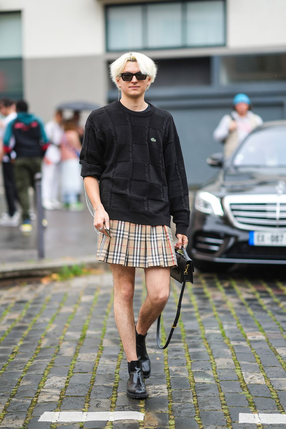 la moda inverno 2021 è ricca di inspo con i look street style liberi da stereotipi binari moda uomo e moda donna, guarda gli outfit gender fluid da copiare ora