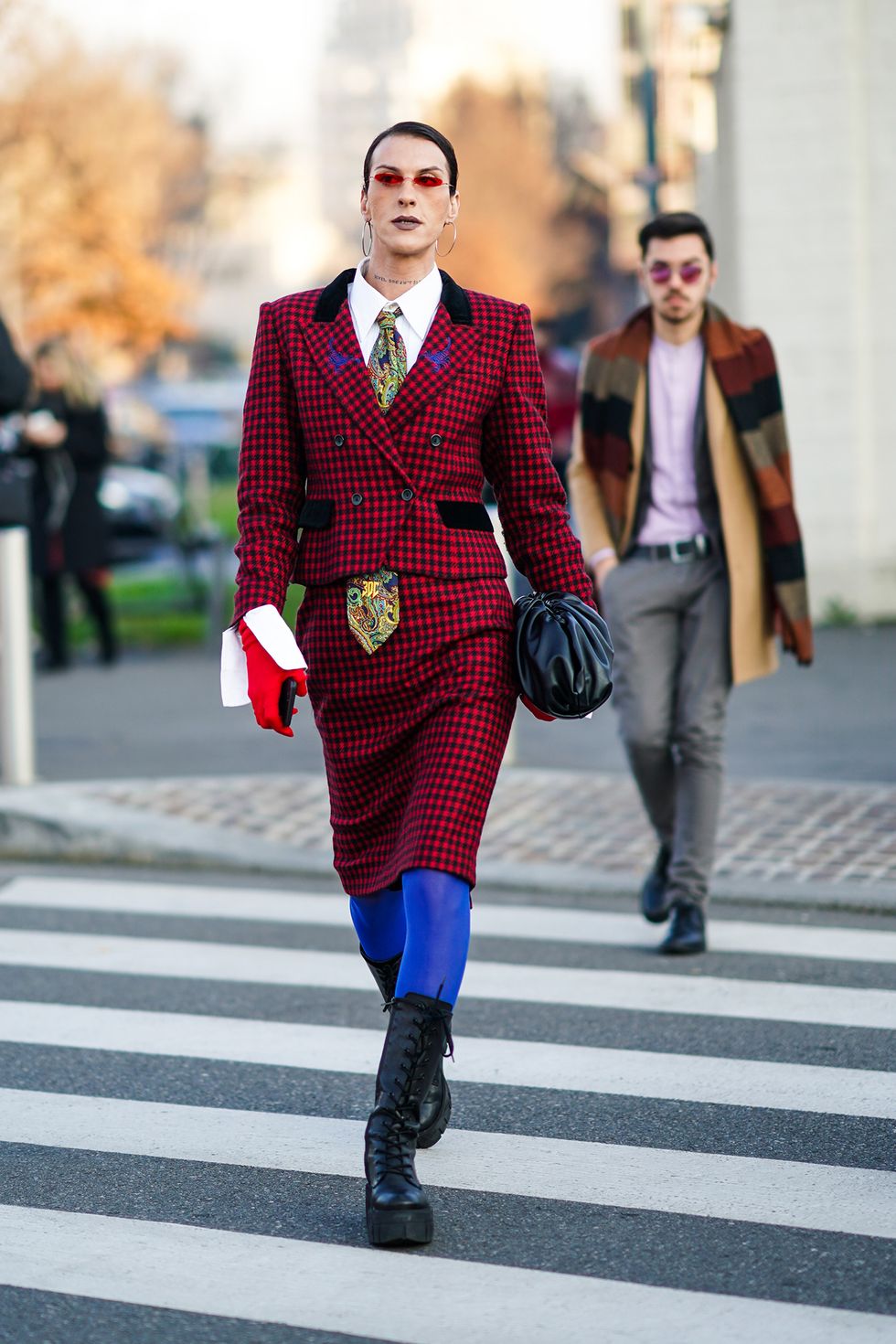 la moda inverno 2021 è ricca di inspo con i look street style liberi da stereotipi binari moda uomo e moda donna, guarda gli outfit gender fluid da copiare ora
