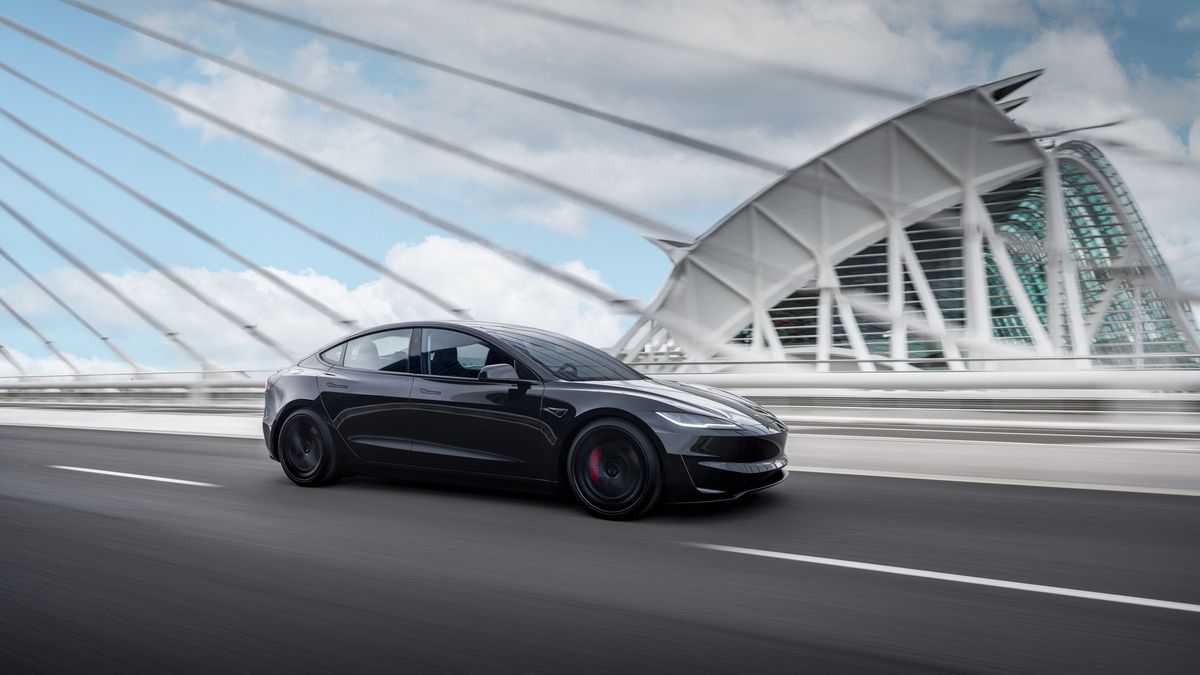 preview for El Tesla Model 3 Performance 2024 sale a la calle y así se mueve
