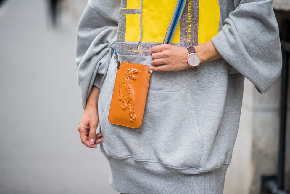 Bolsos para el móvil o phone pounch: la tendencia más útil que adoran las  expertas en moda