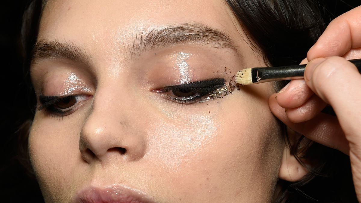 Gioielli per il viso makeup: strass e perle tendenza beauty 2022