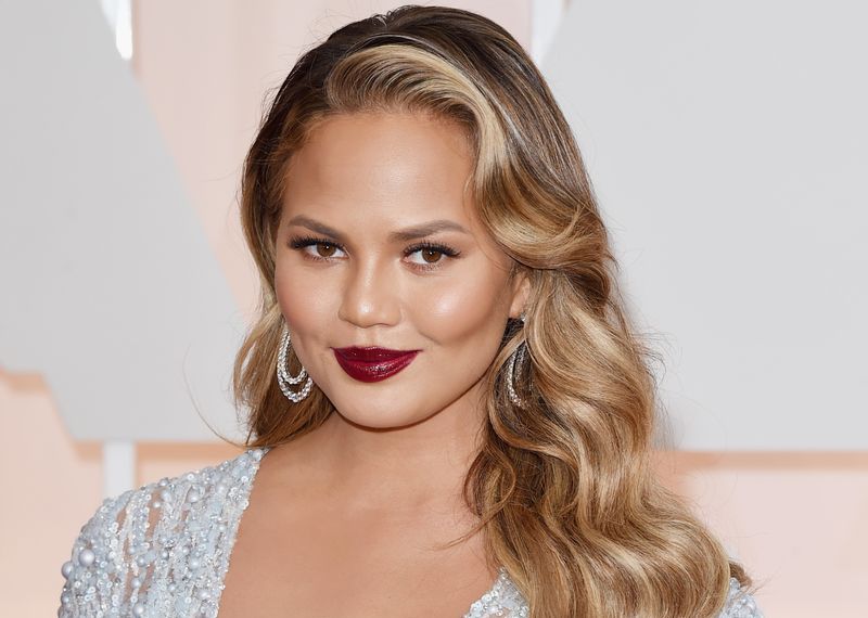 https://hips.hearstapps.com/hmg-prod/images/model-chrissy-teigen-attends-the-87th-annual-academy-awards-news-photo-1591289198.jpg?crop=1.00xw:0.711xh;0,0.0435xh&resize=980:*