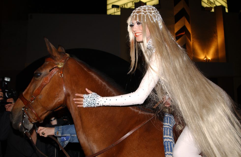 model heidi klum arrives dressed as lady godiva on horseback