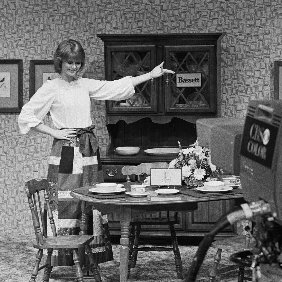 model holly hallstrom on draws the audience's attention to prizes available on the cbs game show 'the price is right', february 1978. (photo by cbs photo archive/getty images)