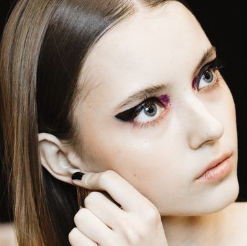 model backstage met oog makeup