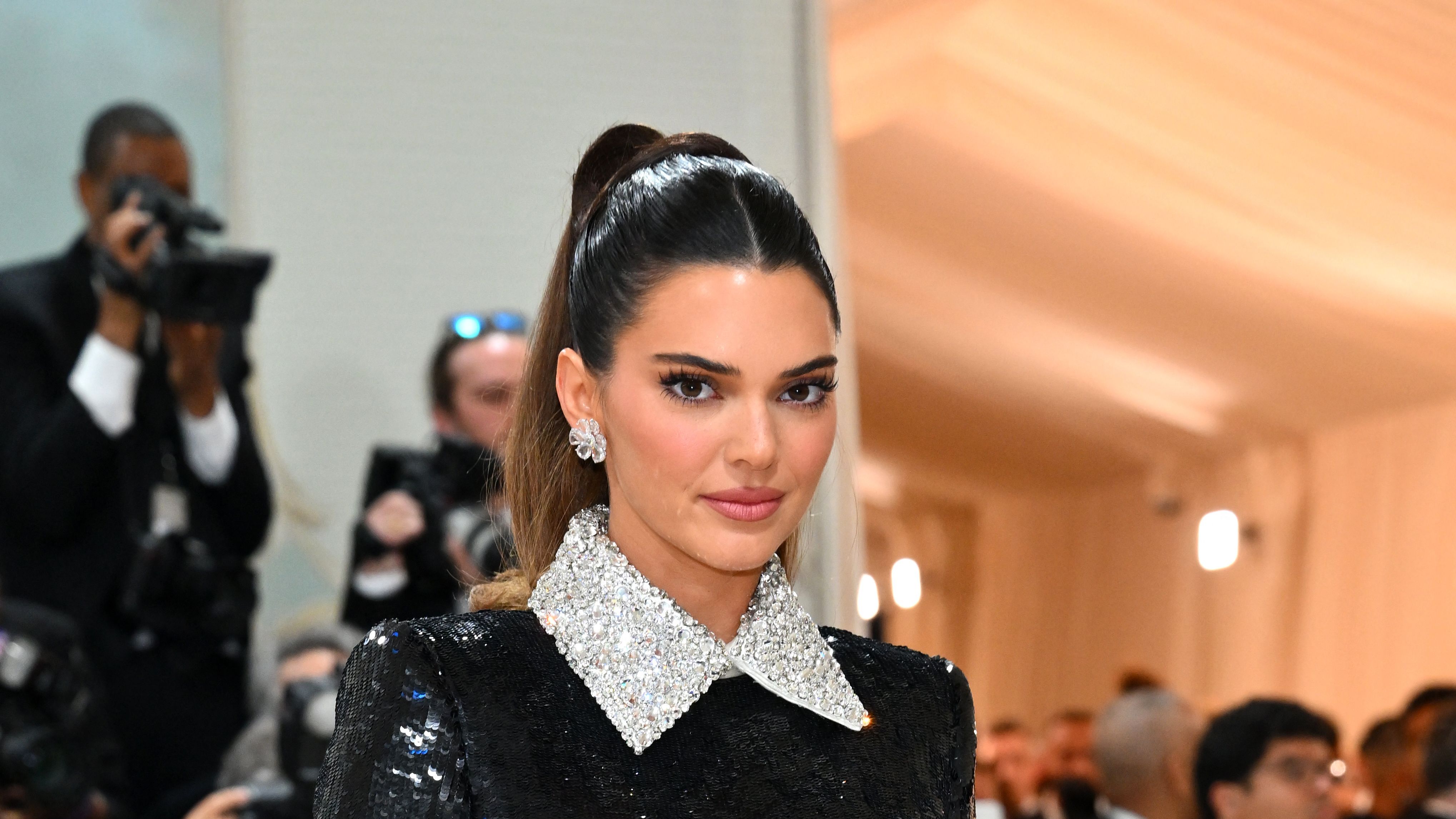 https://hips.hearstapps.com/hmg-prod/images/model-kendall-jenner-arrives-for-the-2023-met-gala-at-the-news-photo-1695222564.jpg?crop=1xw:0.37497xh;center,top