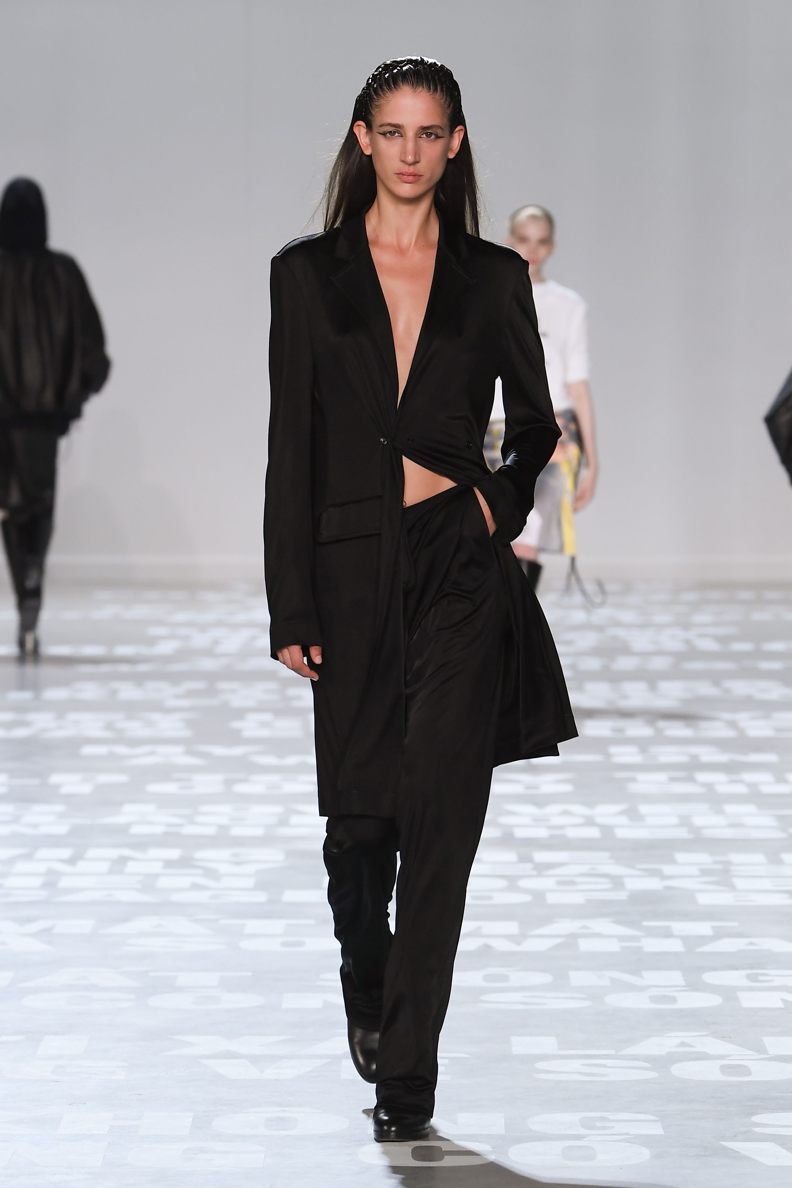 Spring Hairstyles 2024 Inga Regina   Model On The Runway At The Helmut Lang Spring 2024 Ready To News Photo 1695245557 