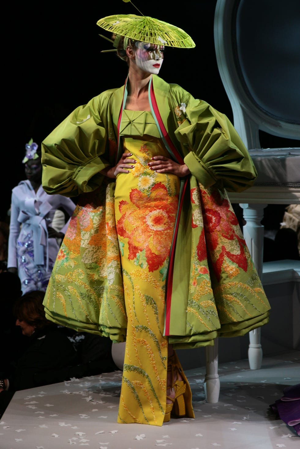 fashion folklore il nesso tra alta moda e costumi tradizionali in mostra a marsiglia