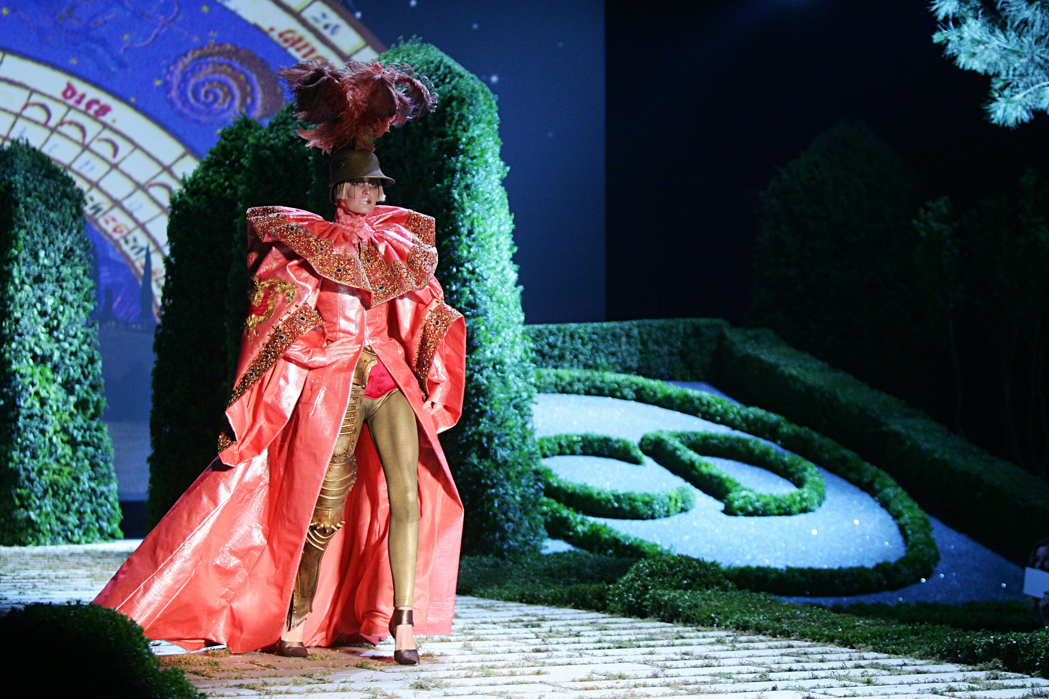 Los mejores 12 momentos de John Galliano para Dior (que te dejarán sin  palabras)