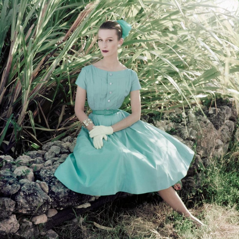 woman in 1950s fashion trends full skirt