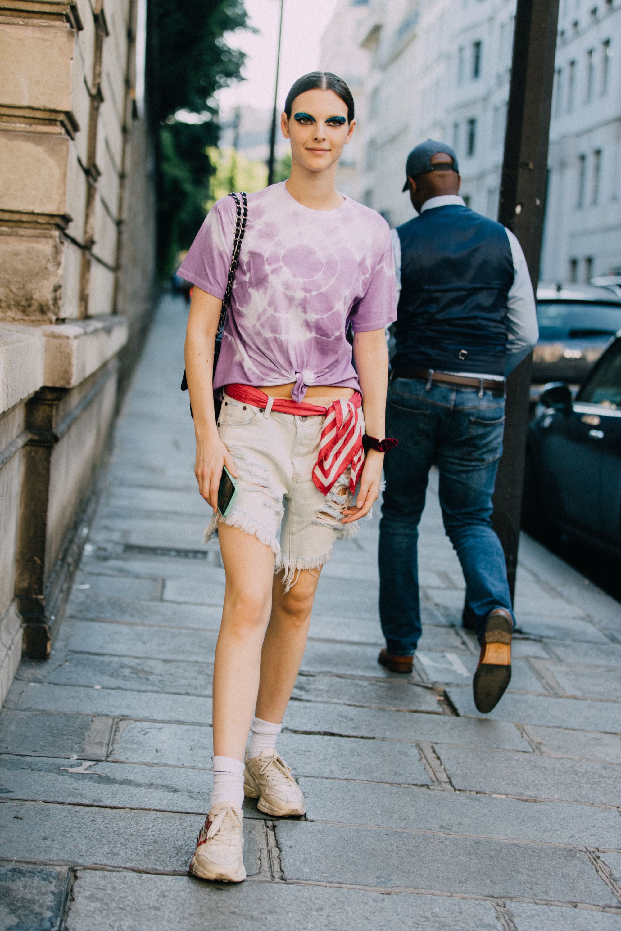 6 outfit con la maglia tie dye di moda per l'Estate 2023