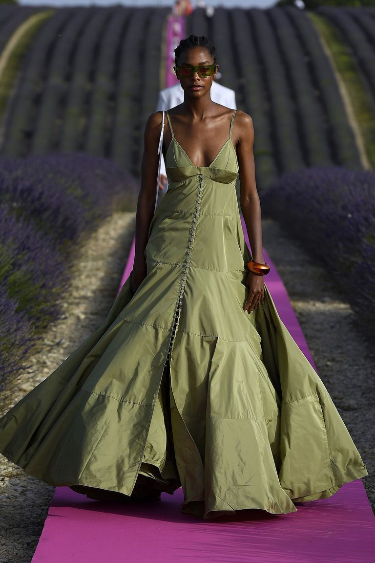 Jacquemus Showcases Revolutionary Seasonless Separates - Voir Fashion