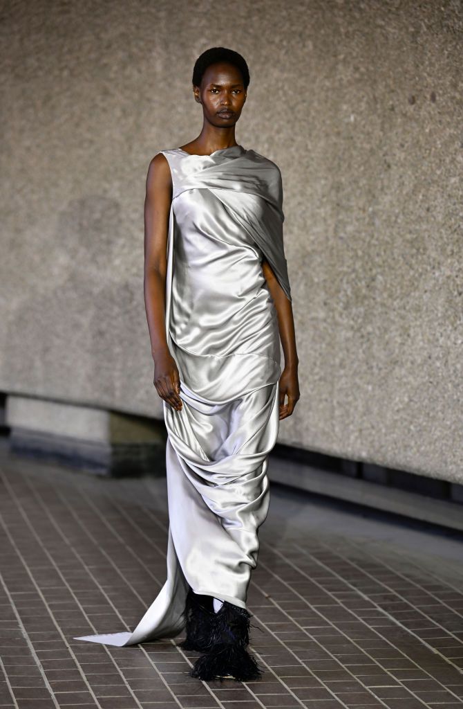 roksanda model op de catwalk in metallic jurk