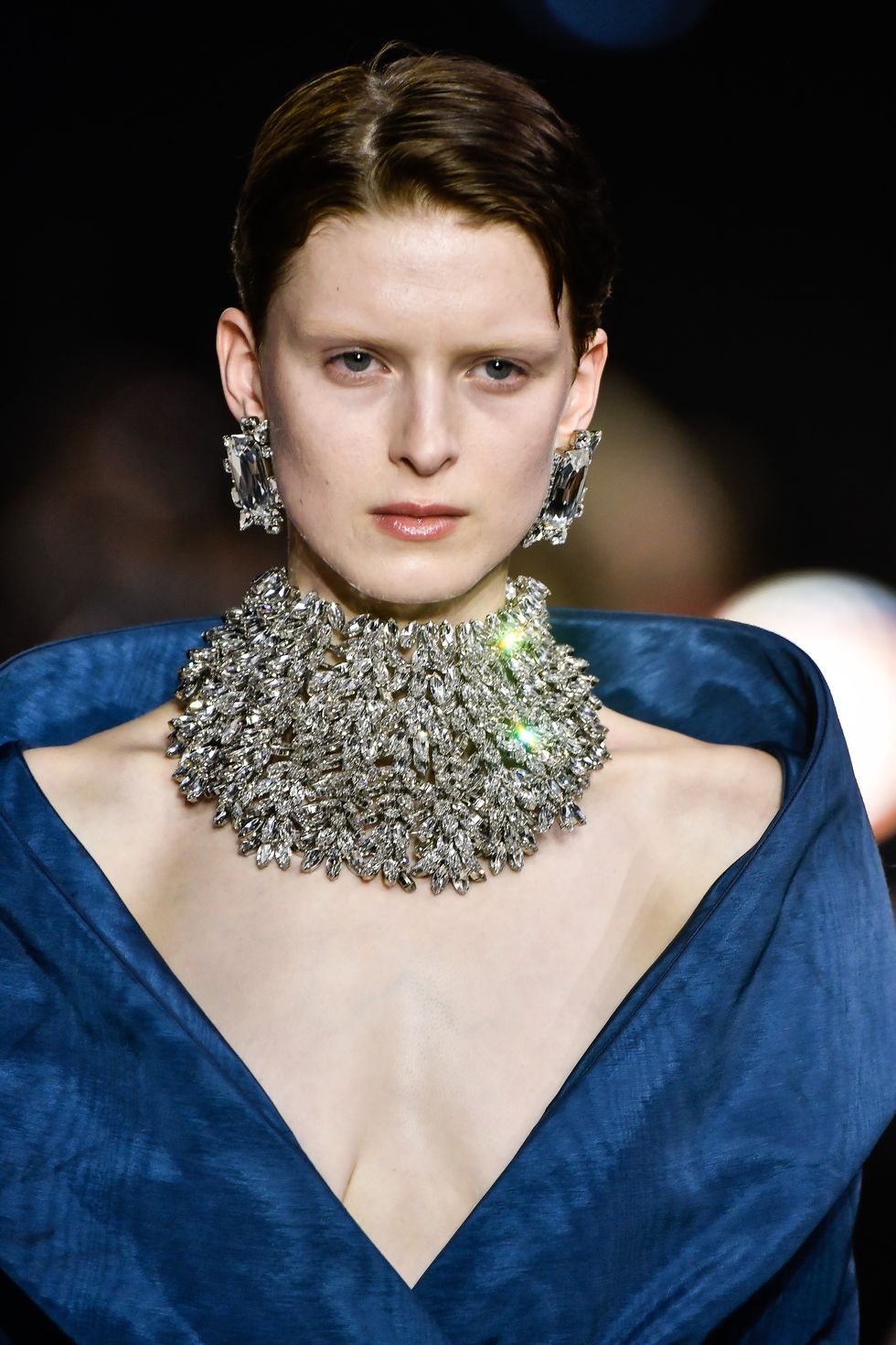 How to wear the long necklace in 2024?