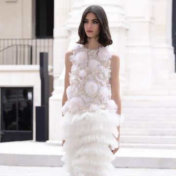 chanel runway paris fashion week haute couture fall winter 2021 2022 model in witte jurk