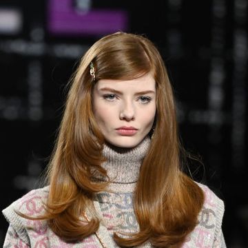 il look capelli visto nella sfilata chanel ai 2022 2023 alla paris fashion week