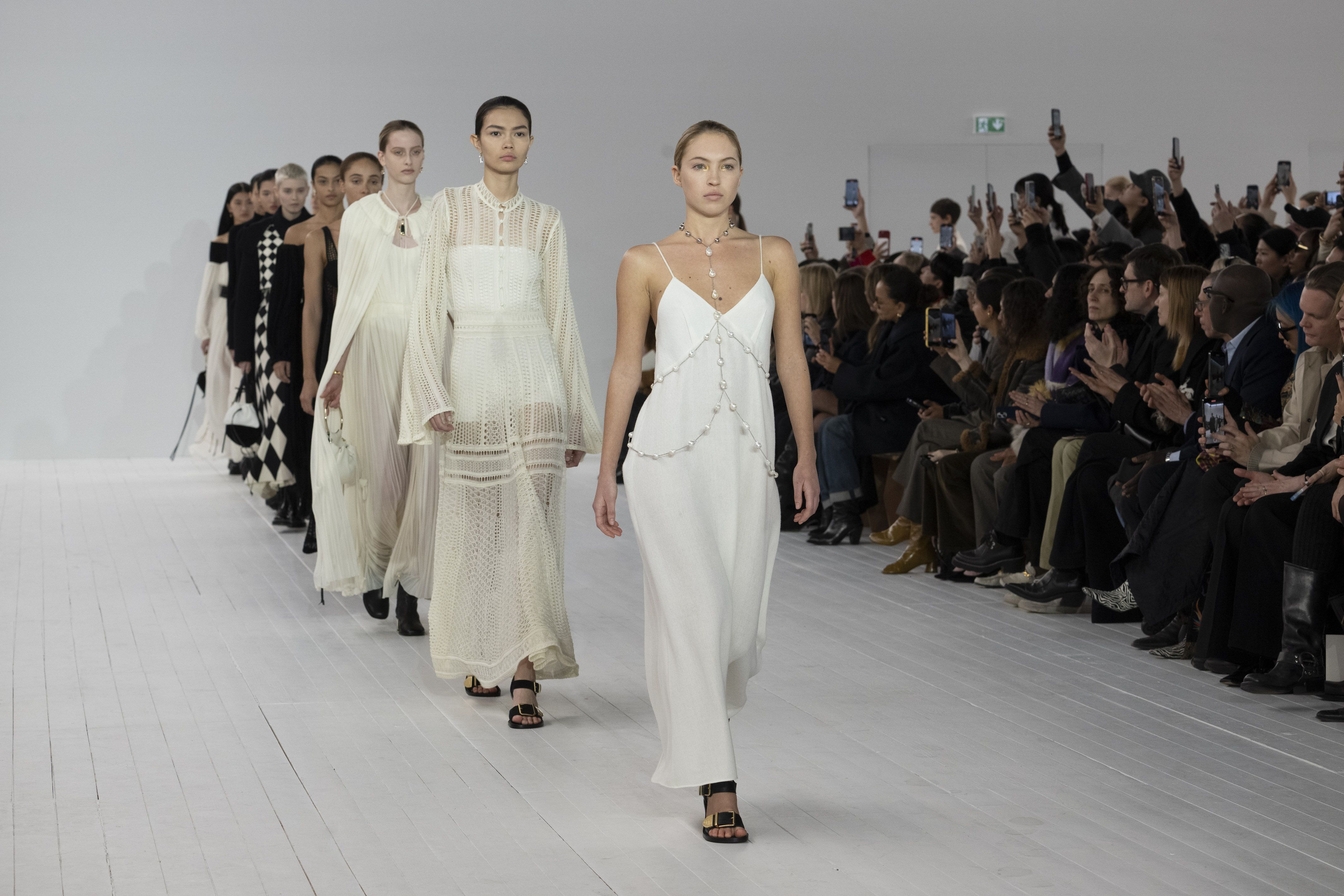 日常に潤いと豊かさを与えるファッションの力を再考 2023-24年秋冬パリ