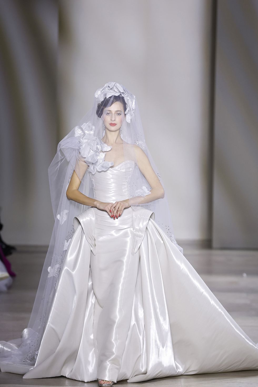 【フランスレース】オートクチュール　ドレス model-walks-the-runway-during-