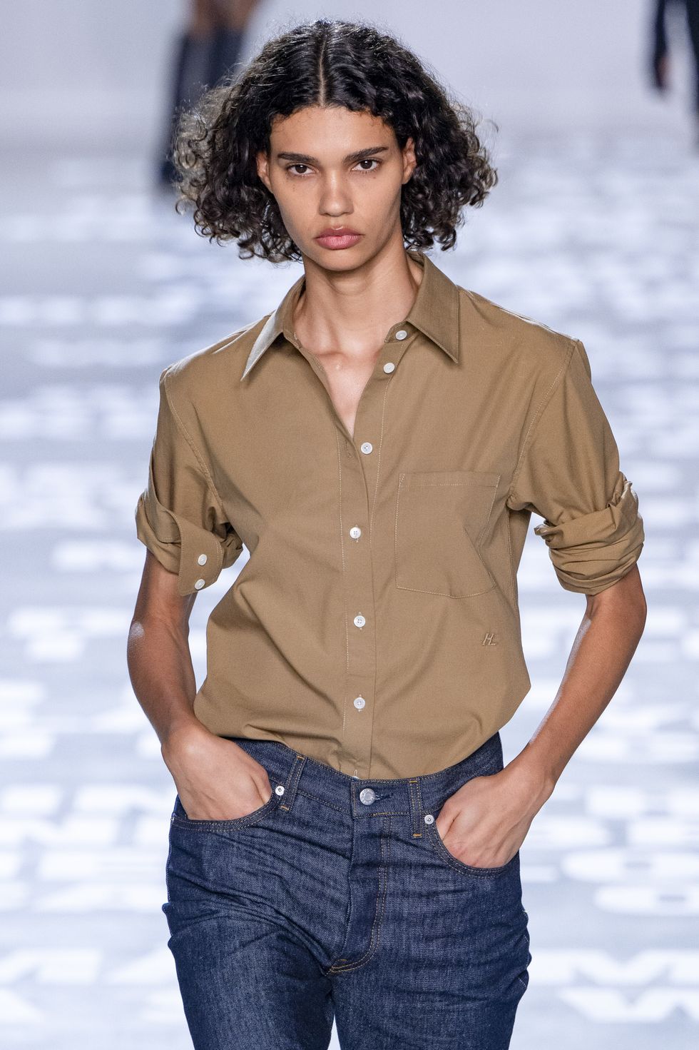 helmut lang model met jeans en blouse