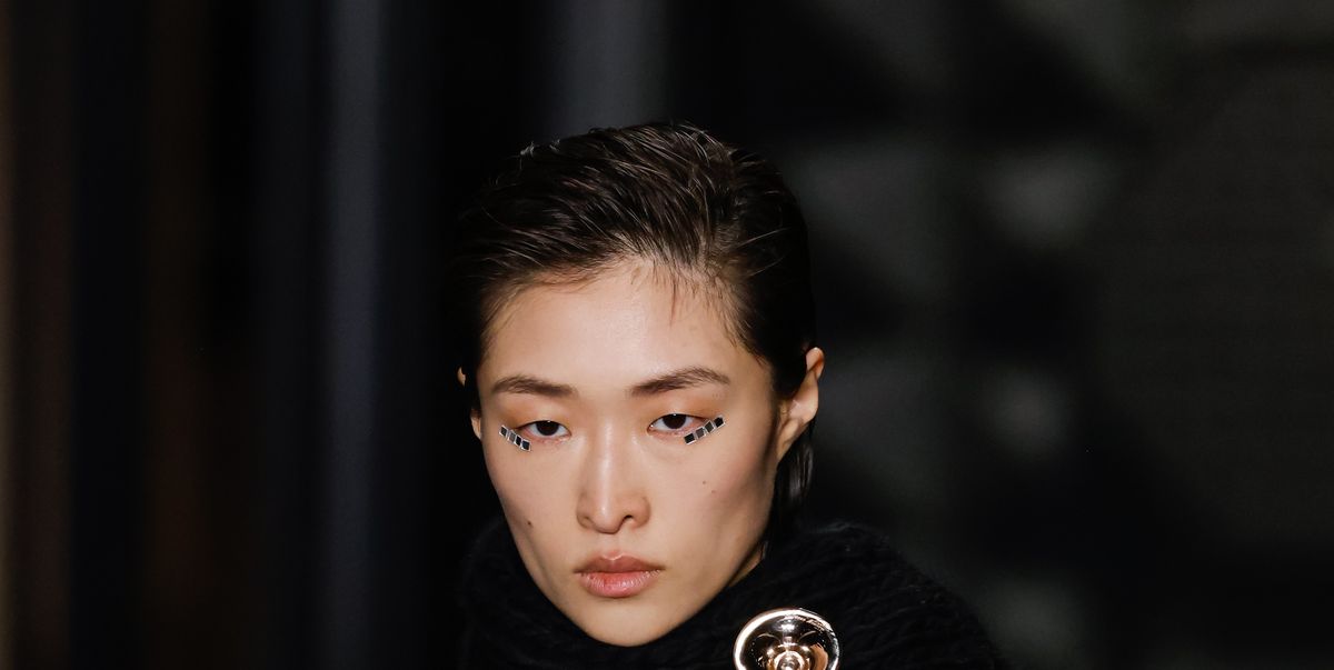 Con efecto acharolado y brillante en Louis Vuitton, Belleza/maquillaje