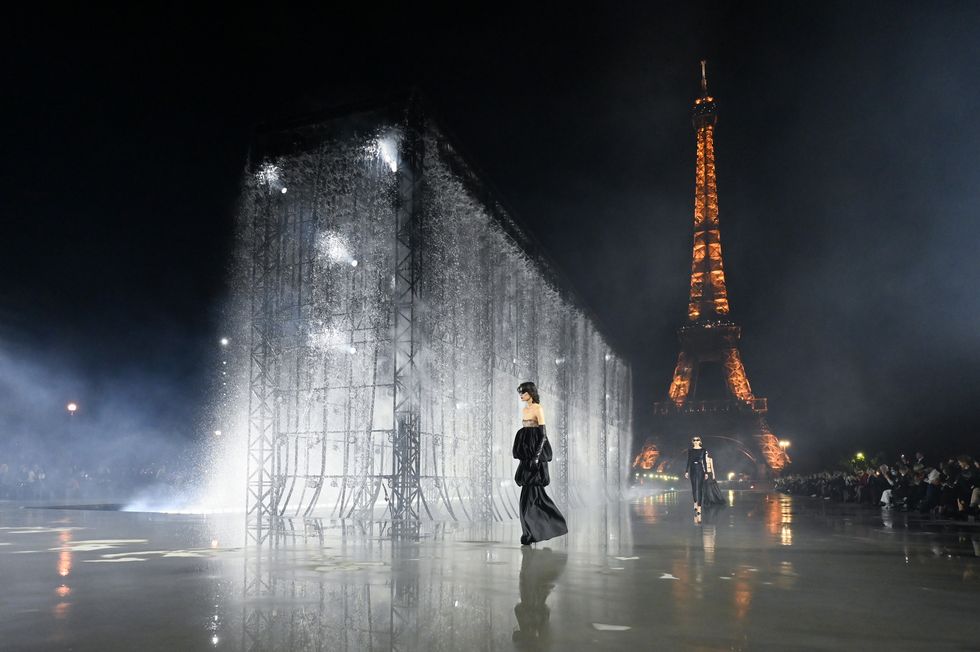 打破規則的強勢性感！saint laurent 2022春夏系列藉「畢卡索之女」塑造當代巴黎女子風格