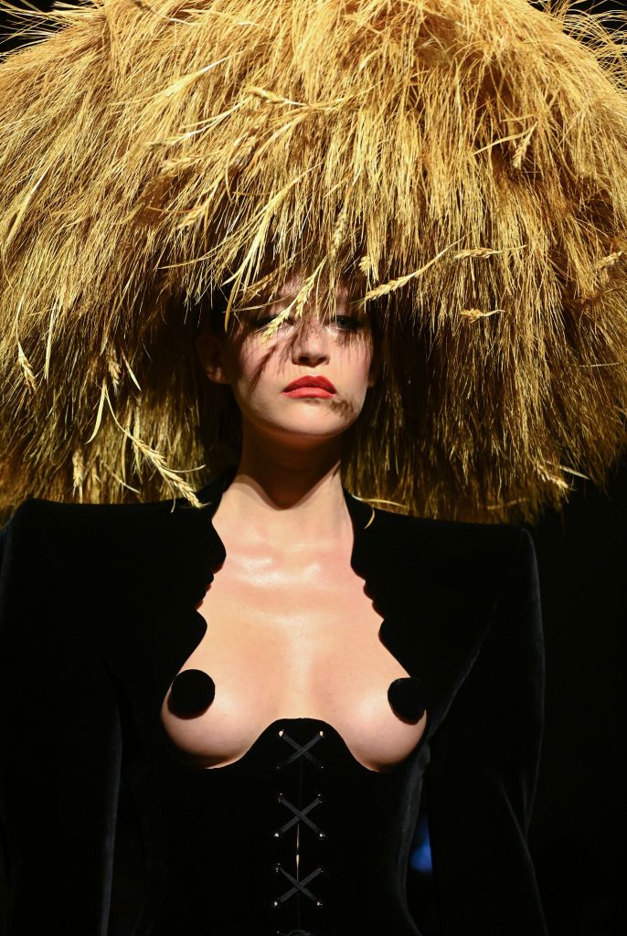 schiaparelli  runway  paris fashion week haute couture fall winter 2022 2023