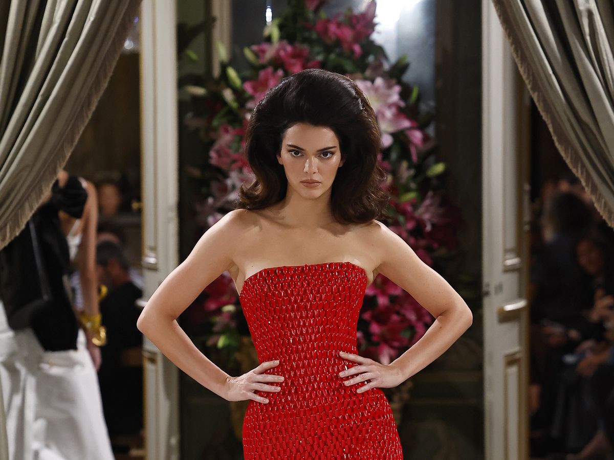 Kendall Jenner wore a dress made of red fingernails on Schiaparelli catwalk
