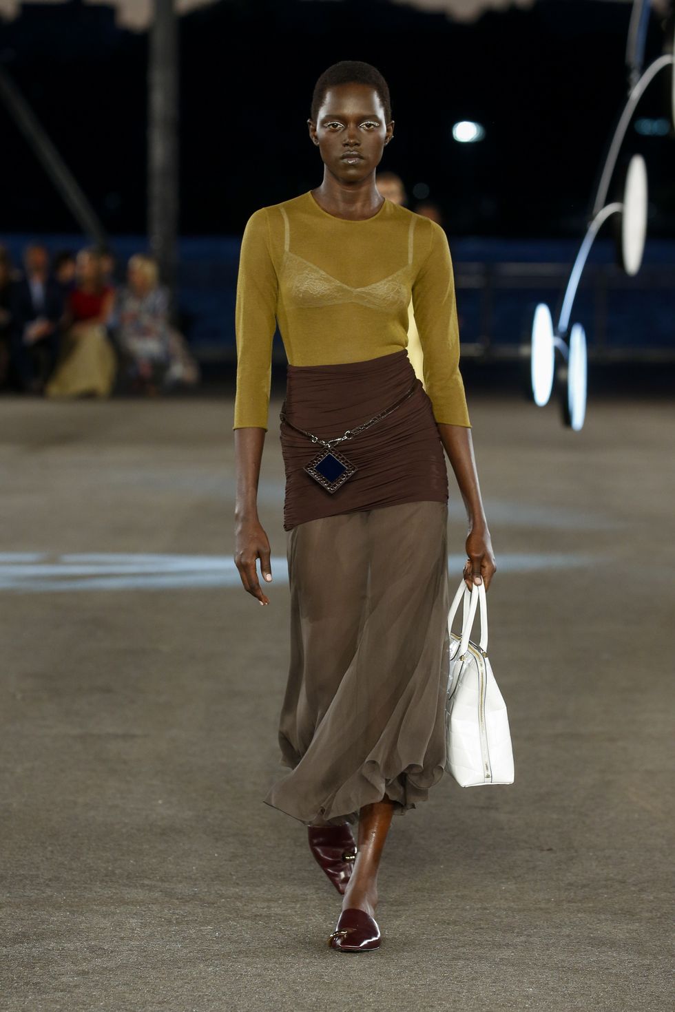 https://hips.hearstapps.com/hmg-prod/images/model-walks-the-runway-during-the-tory-burch-ready-to-wear-news-photo-1680881830.jpg?resize=980:*
