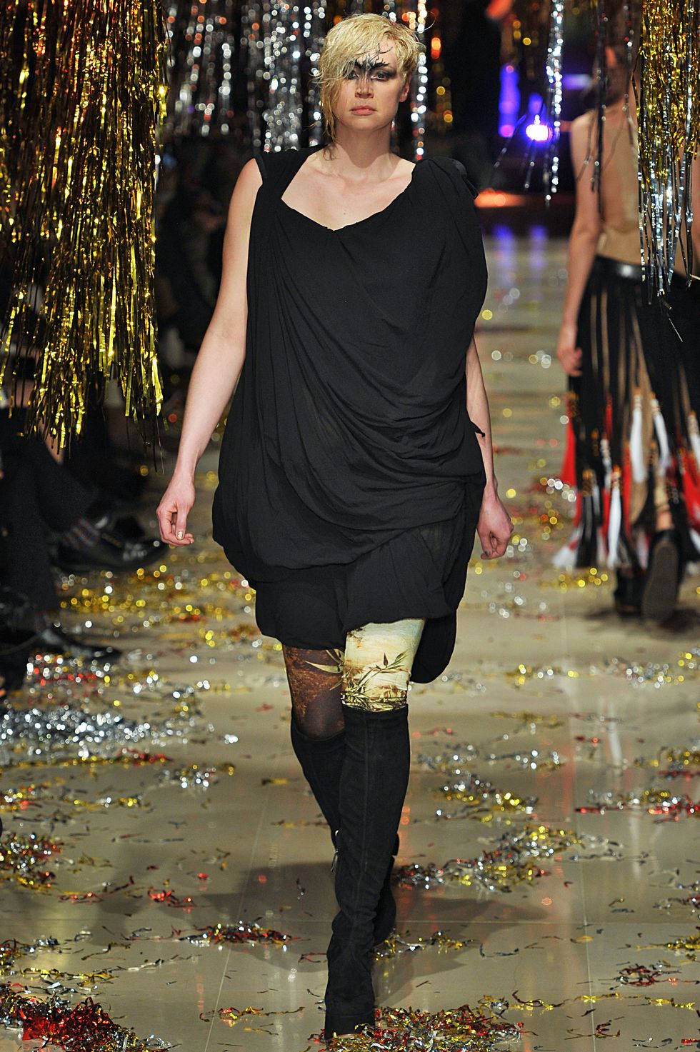 關朵琳克莉絲蒂 gwendoline christie於巴黎時裝週 vivienne westwood 20152016 秋冬大秀