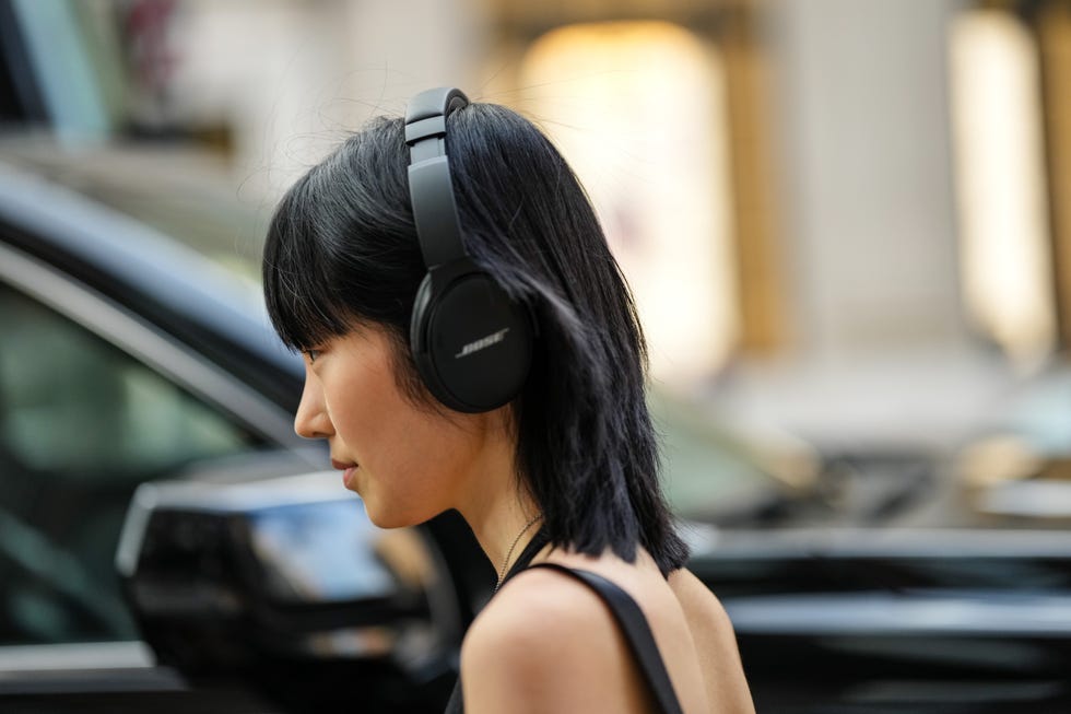 How Do Noise-Cancelling Headphones and Earbuds Work?