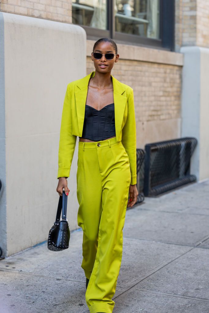 How to Wear a Trendy Yellow Pants Outfit in 2024?
