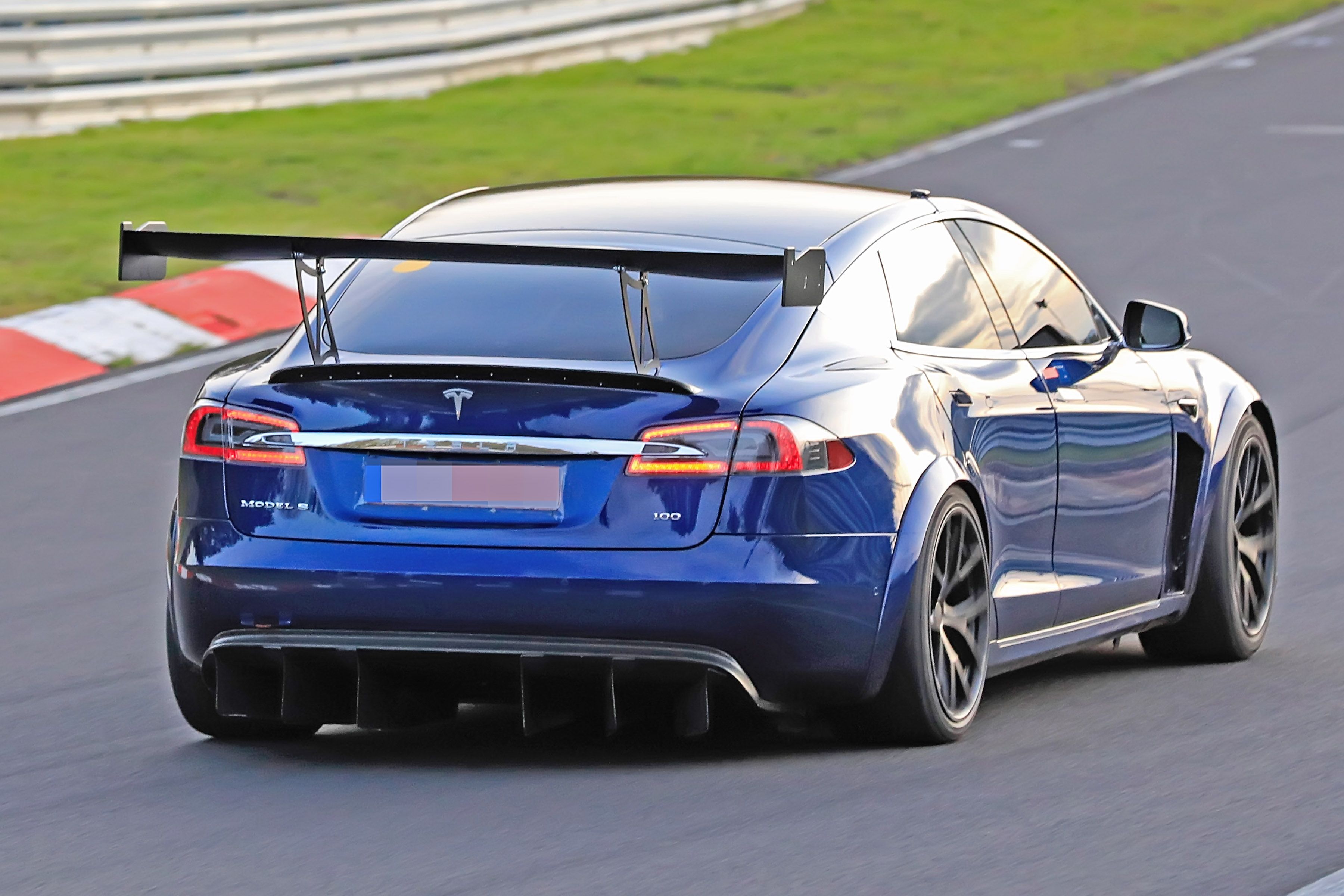 Tesla Model S Plaid, das wieder auf dem Nürburgring entdeckt wurde, zi