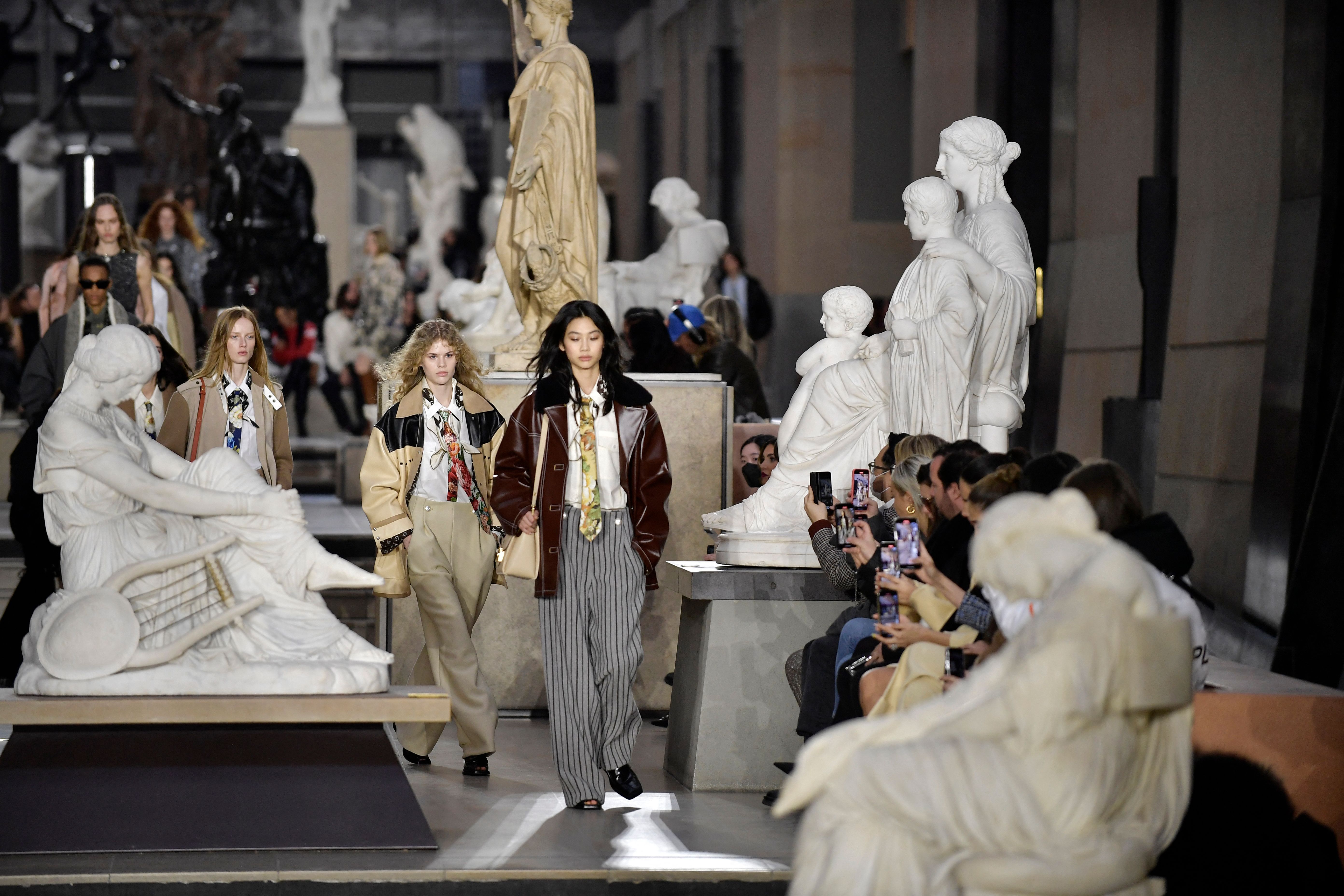 Louis Vuitton: la sfilata primavera estate 2023 al Louvre