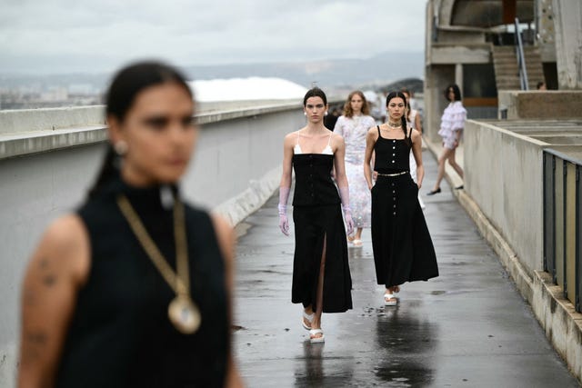 La sfilata cruise di Chanel sfila a Marsiglia, chez Le Corbusier | Elle ...