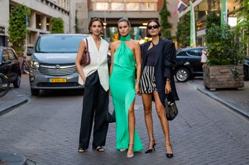 drie vrouwen tijdens amsterdam fashion week