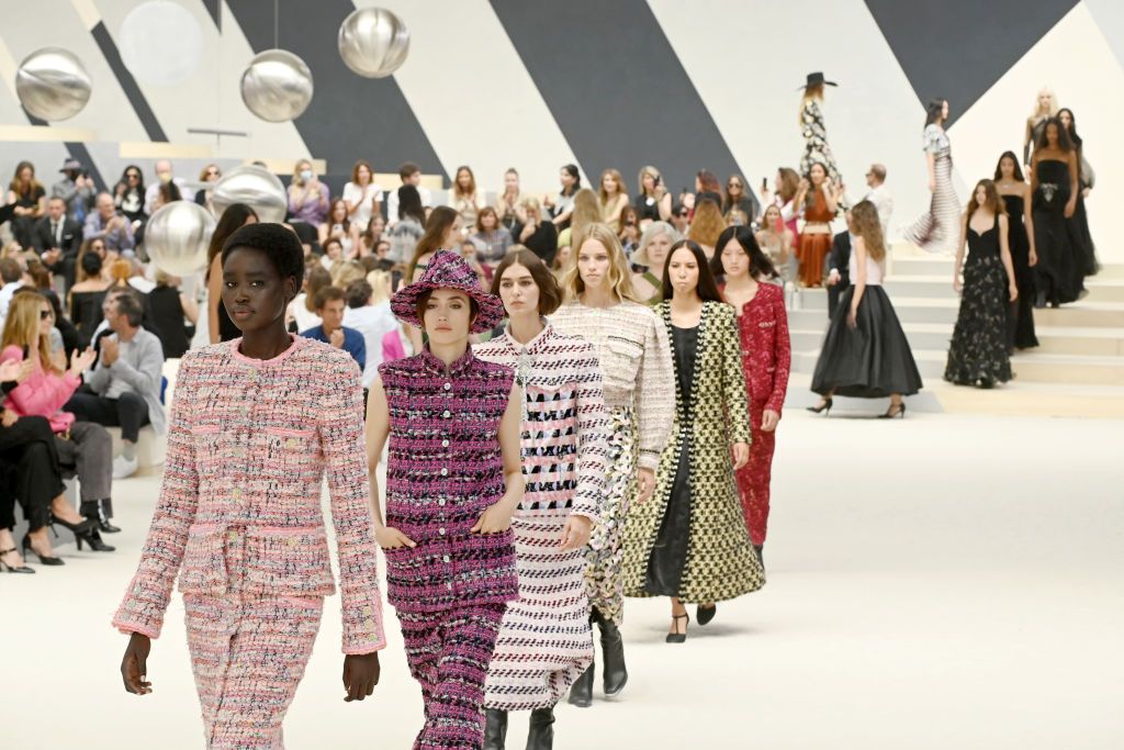 Chanel Haute Couture Fall Winter 2021-2022 - RUNWAY MAGAZINE ® Official