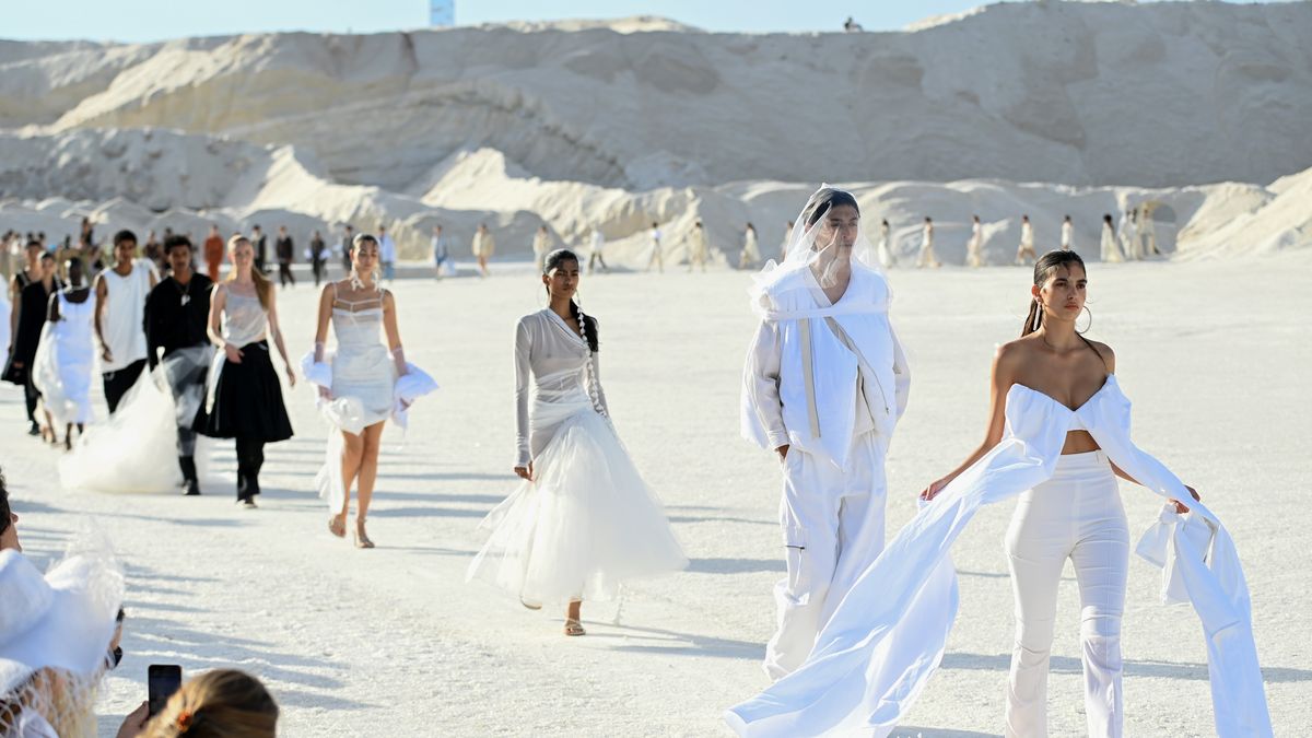 preview for Las novias modernas de Jacquemus desfilan sobre una colina de sal
