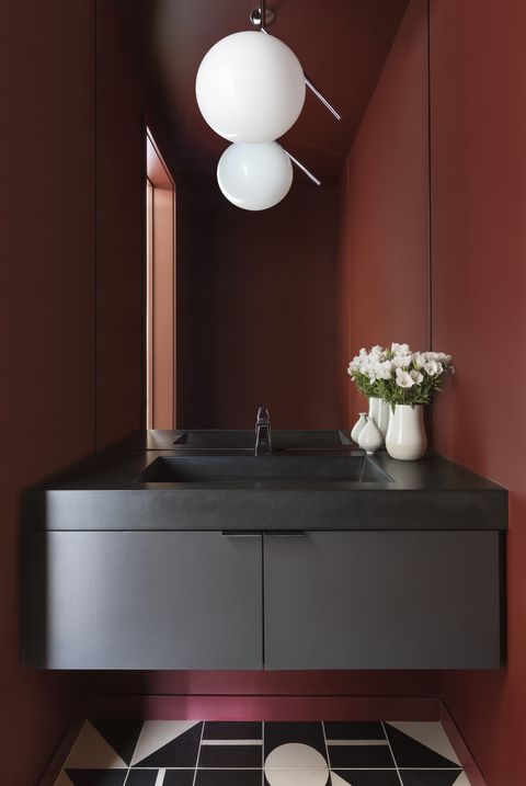 powder room
by using dramatic tones, beers leaned into the
fact that the room doesn’t have windows
paint arroyo red, benjamin moore light flos
vanity custom concrete counter, vc studio
floor tiles custom cement, popham design