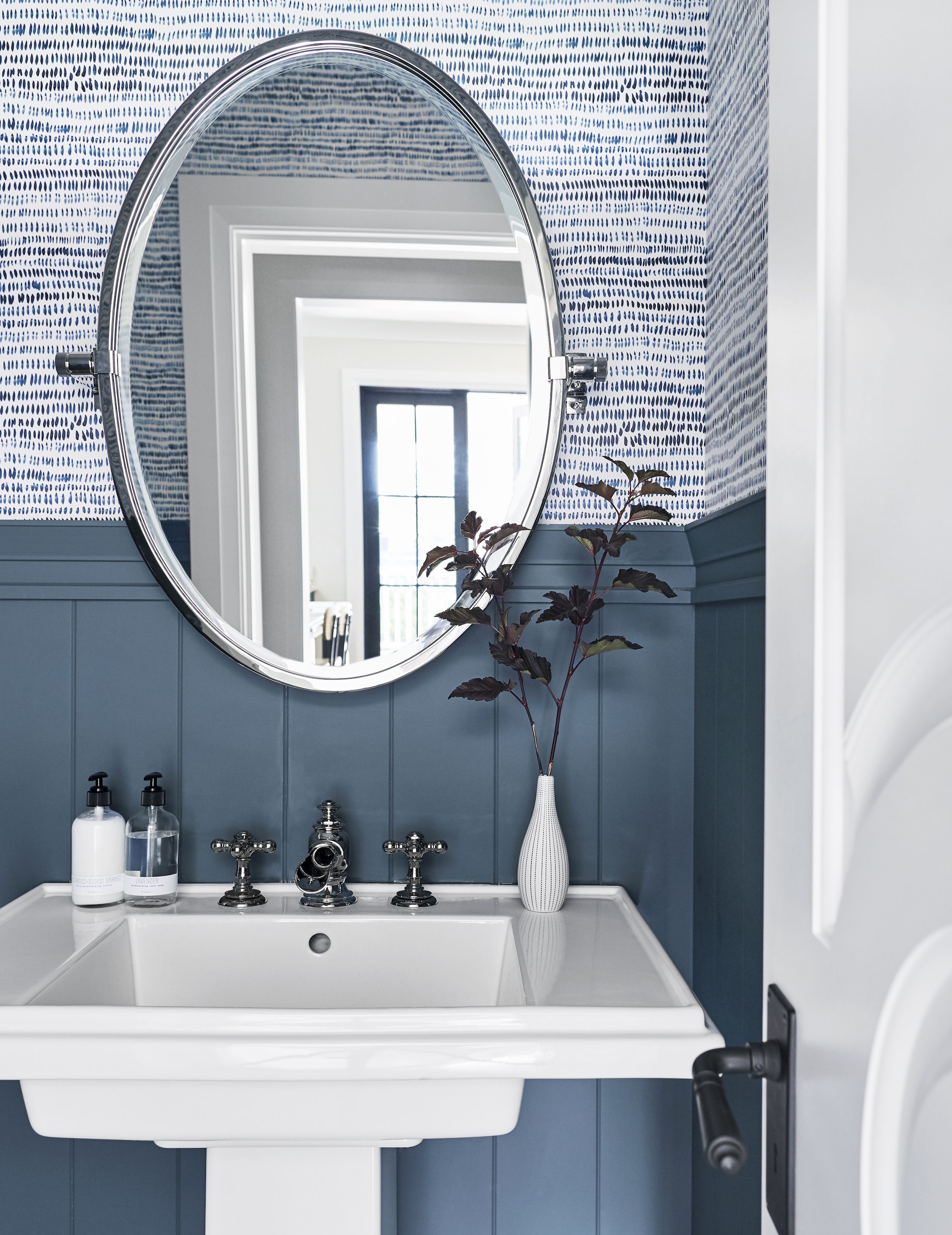 Premium PSD  Wallpaper mockup in modern bathroom interior