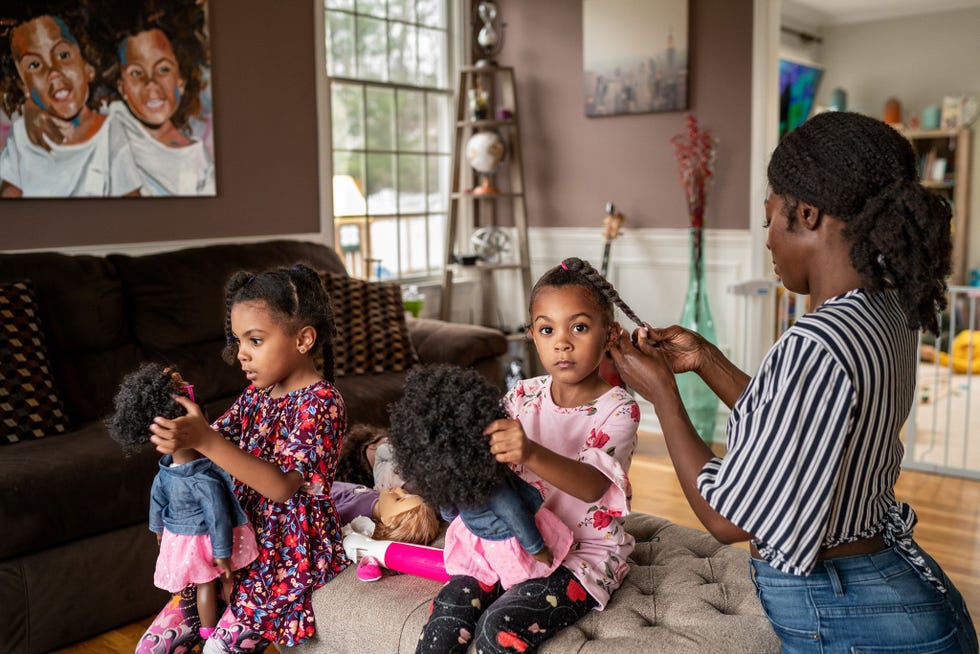 In haar huis in New Jersey vlecht Ami McClure het haar van een van haar dochters terwijl haar tweeling Alexis in het roze en Ava in het paars het haar van hun poppen verzorgt De twee ling McClure werd bekend werd met YouTubefilmpjes over onbehandeld haar De meisjes hebben inmiddels een eigen kledinglijn en bijna twee miljoen volgers op Instagram