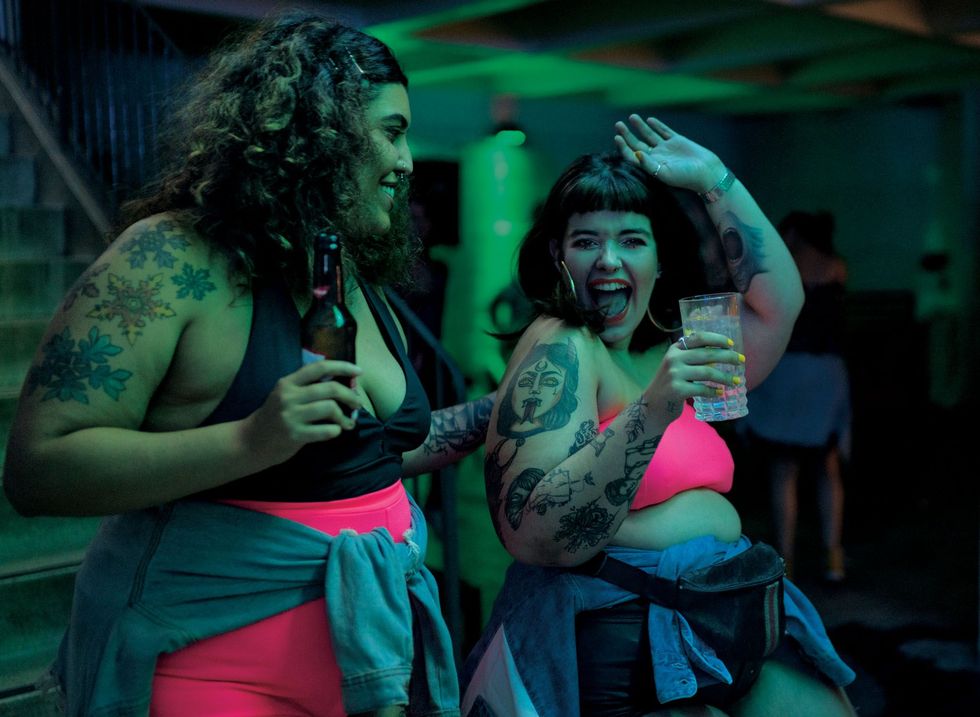 Flvia Carvalho en Jlia Maria Vecchi zijn in So Paulo op een feest dat in het teken staat van diversiteit in de breedste zin van het woord In Brazili is via sociale netwerken een beweging ontstaan die een positief lichaamsbeeld uitdraagt en die mensen aanspoort hun lichaam te aanvaarden zoals het is zegt Carvalho
