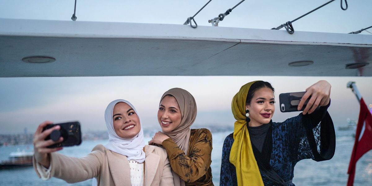 Modebloggers in Istanbul maken in de Modest Fashion Week samen een boottochtje