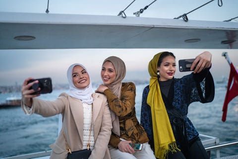 Modebloggers in Istanbul maken in de Modest Fashion Week samen een boottochtje
