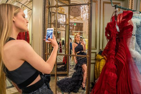 Een model maakt een selfie op de Vendme Luxury Trade Show tijdens de Paris Fashion Week een invloedrijk mode en beautyevenement