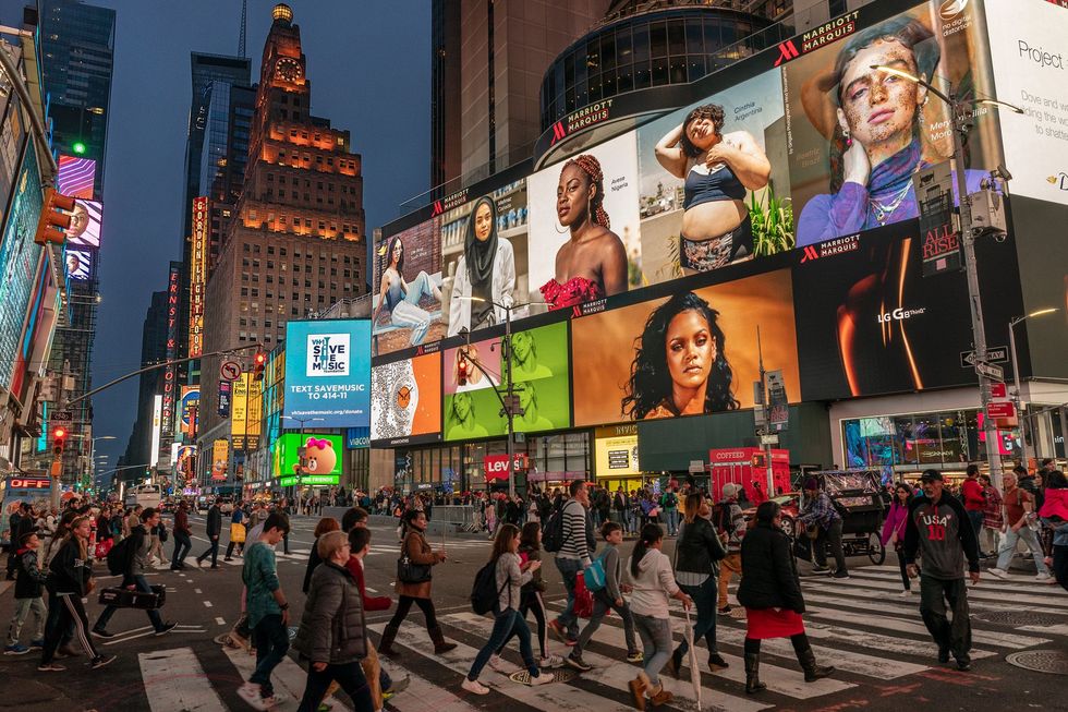 Op Times Square in New York worden op metershoge billboards allerlei beautyproducten aangeprezen De hashtag ShowUs van Dove en de Fenty Beautycampagne van Rihanna sluiten perfect aan bij het streven van bedrijven om door een meer diverse clientle voor beautyproducten hun marktaandeel te vergroten
