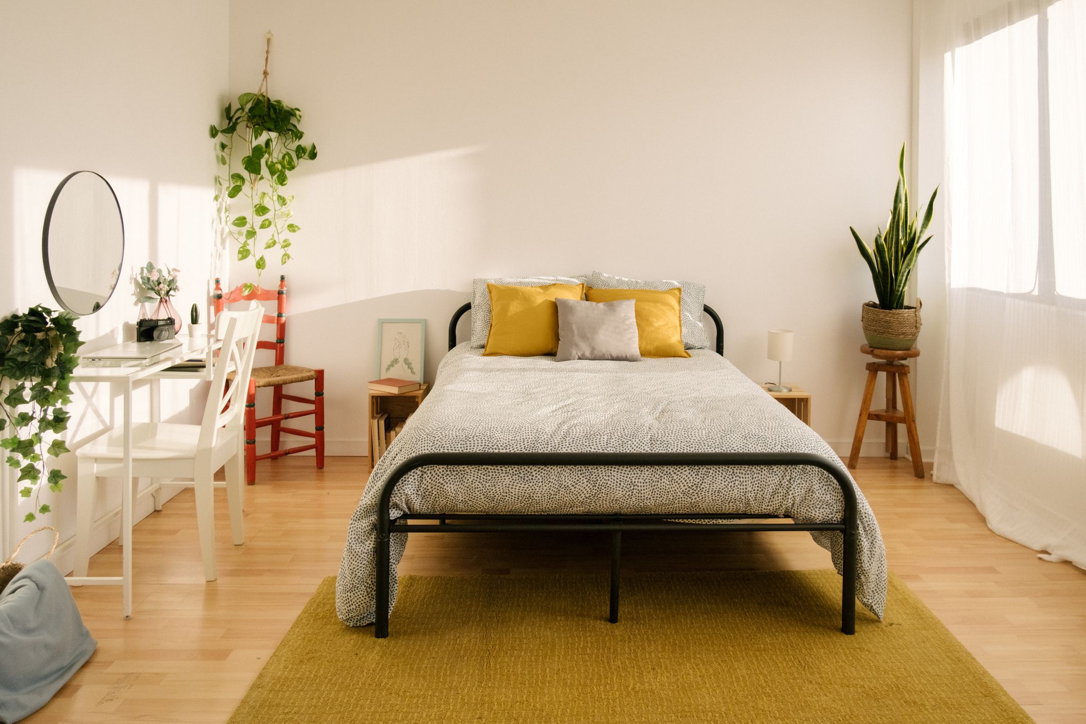 Sixz Mueblería - CAMA ALTA MULTIFUNCIONAL: Descripción: La altura de esta  cama permite crear en su interior un espacio de estudio; con muebles bajos,  además de eso en un lado de la
