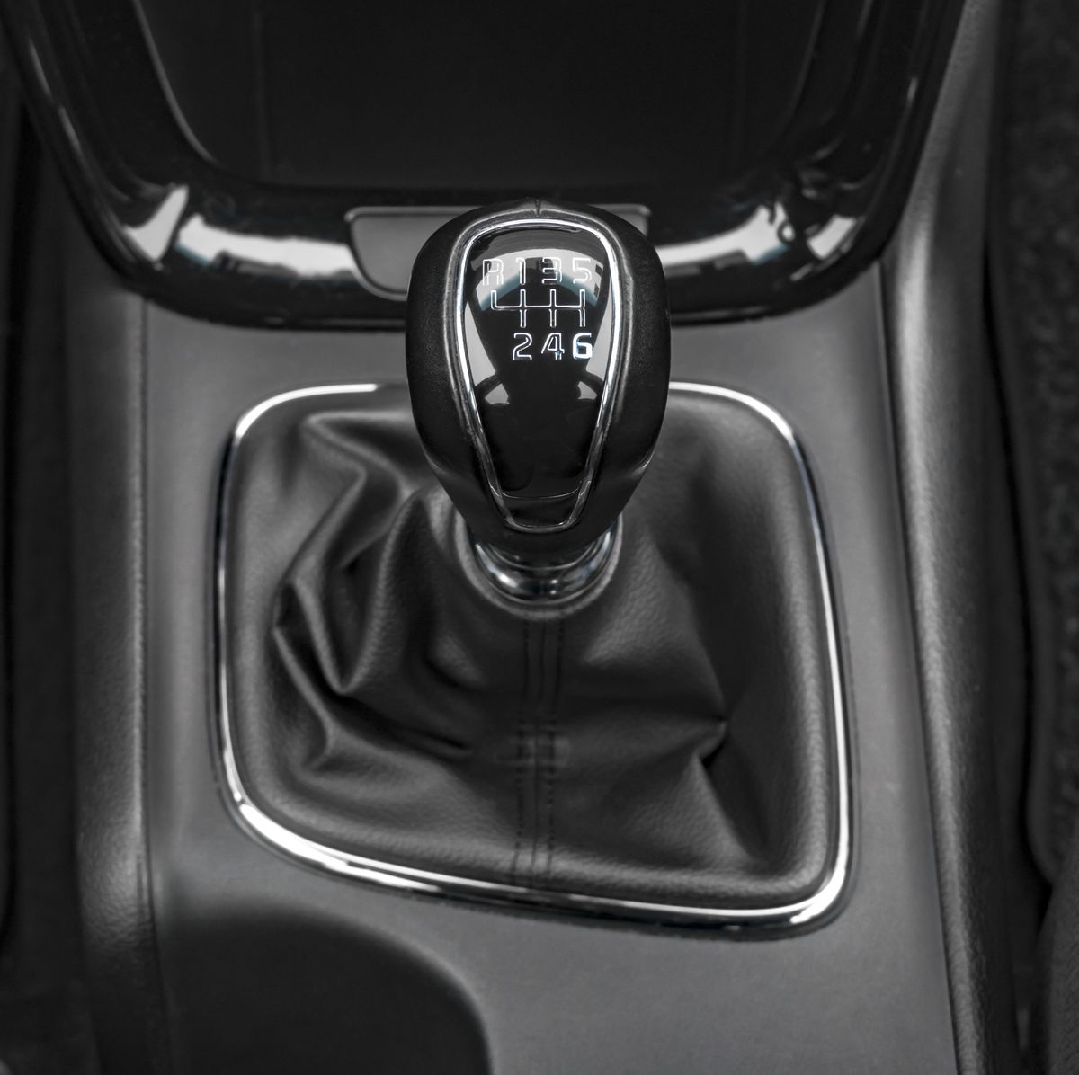 Palanca de cambios, caja de cambios manual negra, detalles del interior del  coche
