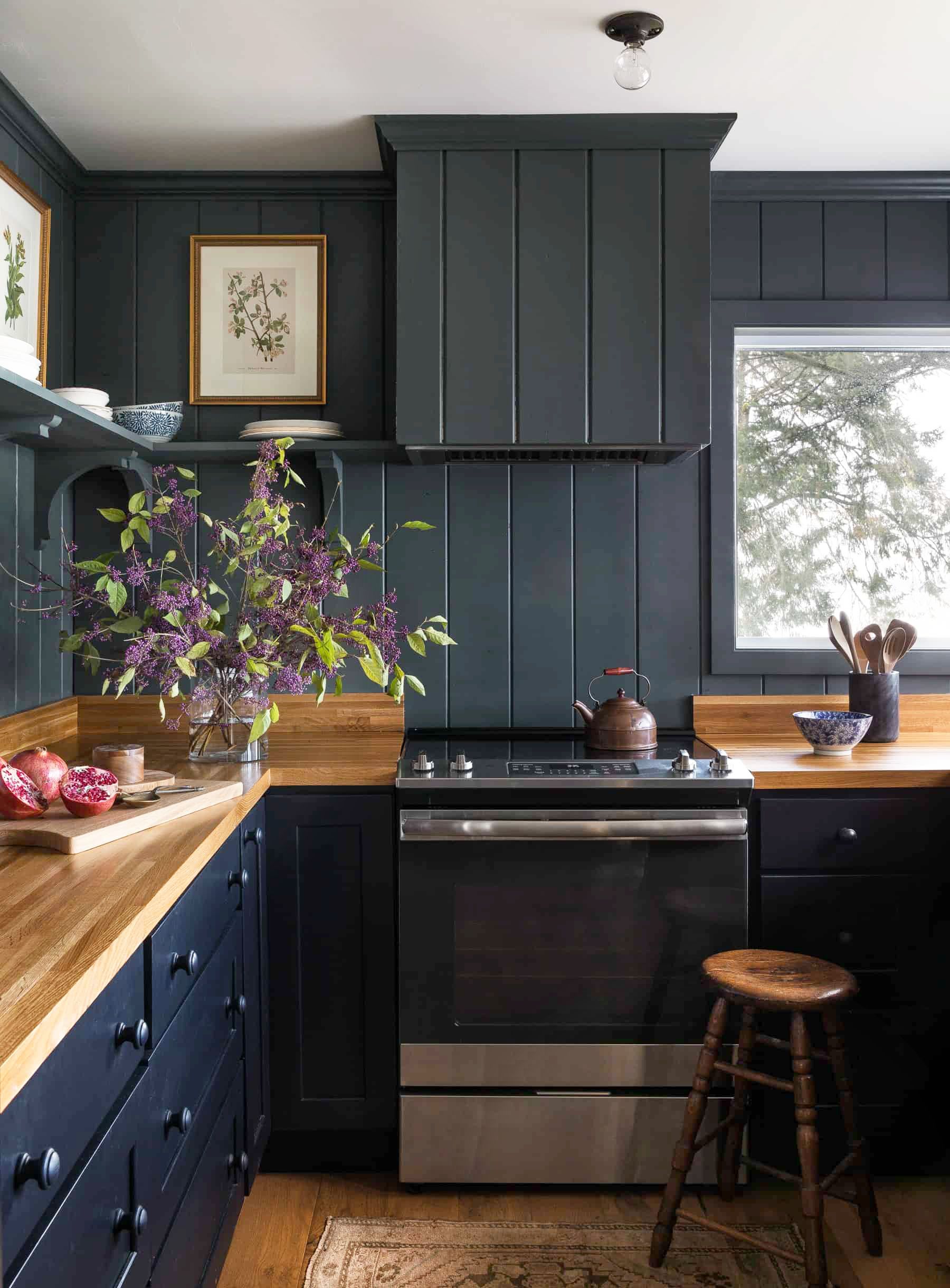 https://hips.hearstapps.com/hmg-prod/images/modern-farmhouse-kitchen-ideas-heidi-caillier-design-seattle-interior-designer-the-cabin-and-the-snug-kitchen-1582833145.jpg